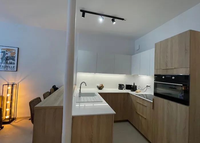 Comfortable Just Steps From The Sea Apartment *